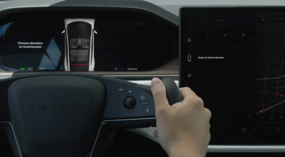 Перемикання передач у Tesla без підрульового селектора: смуга режимів, резервні кнопки і перезапуск екрана